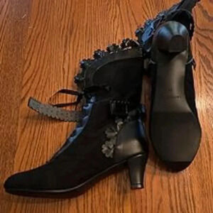 NWT Mid Calf Women boots Mid Heels Lace Up Victorian style cream boots